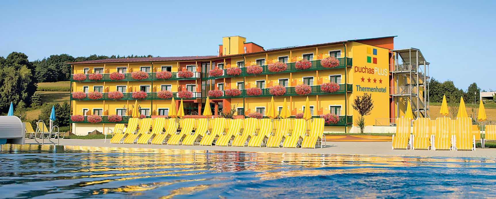 Das PuchasPLUS Thermenhotel Stegersbach mit Thermalbecken im Vordergrund.