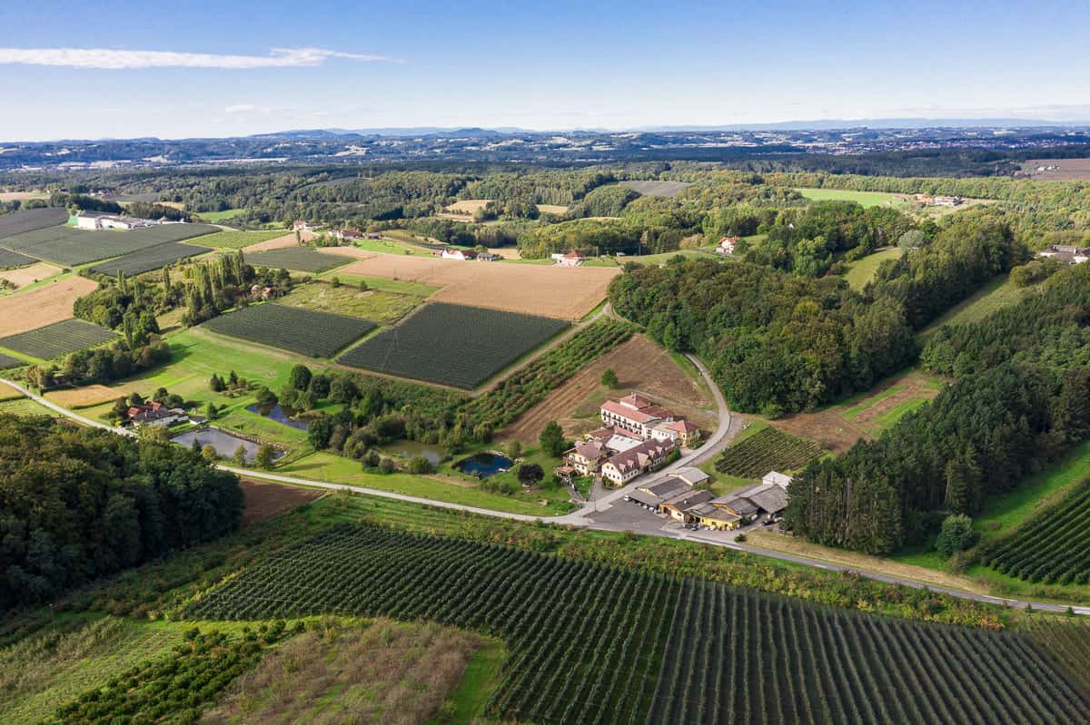 Destillerie Kukmirn Lagler Bestandsaufnahme 2020 mit umgebender Landschaft