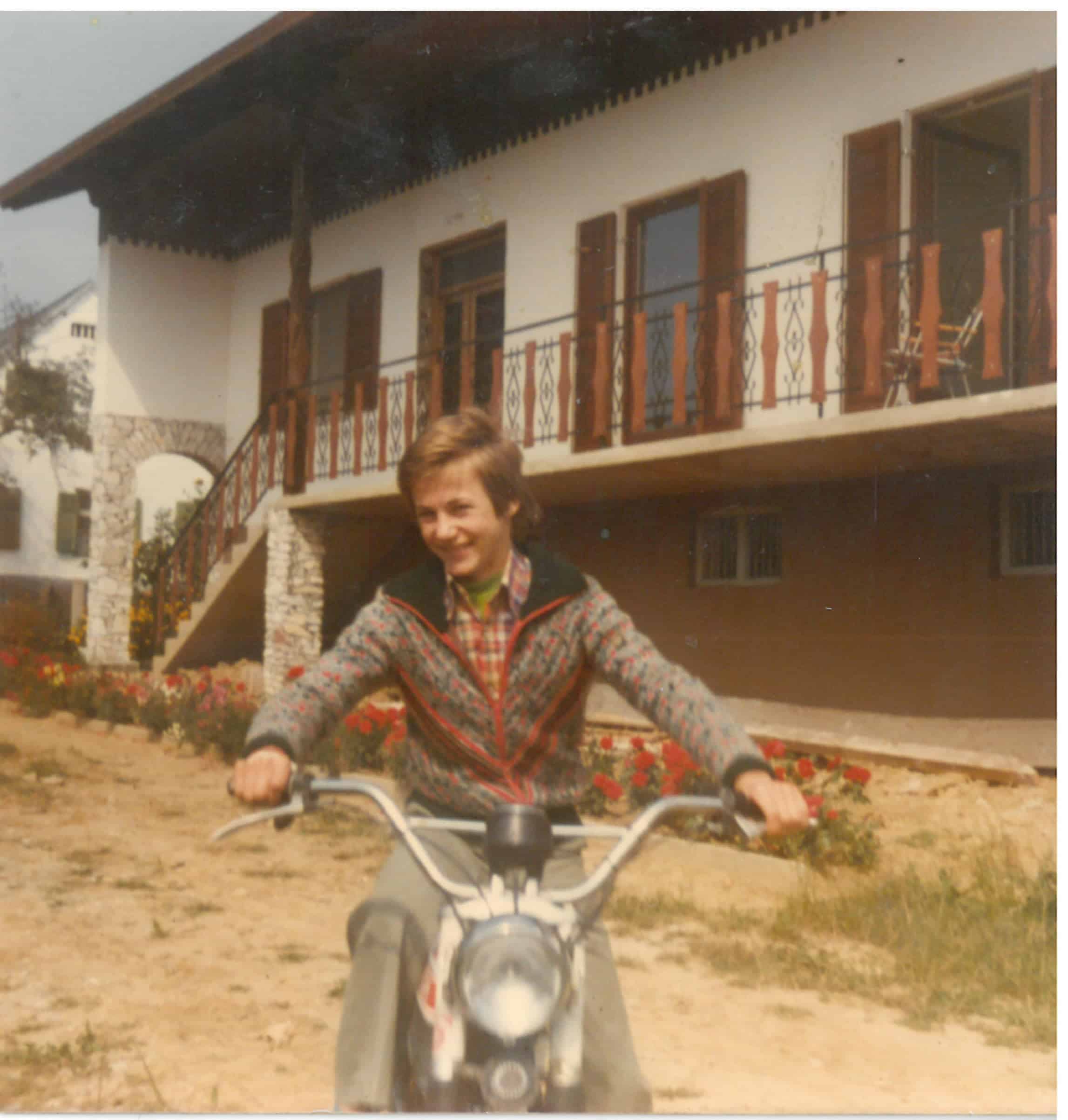 Josef Puchas beim Mopedfahren in seiner Heimat